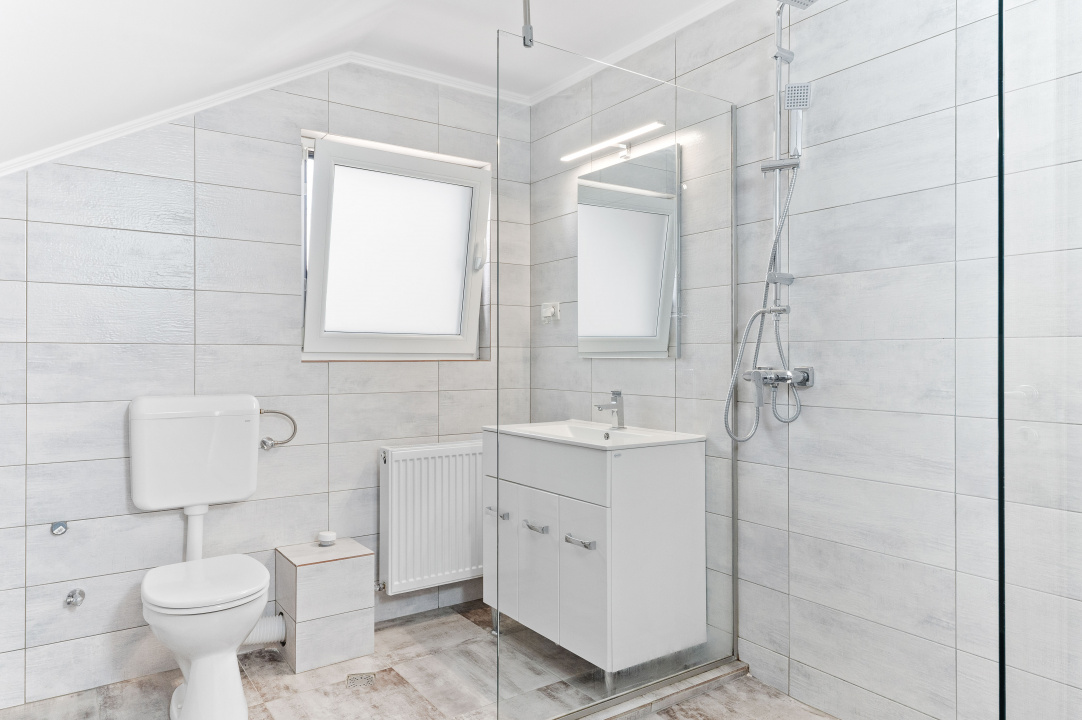 Vila noua, 5 dormitoare, 3 bai, teren 380 mp. Pret excelent