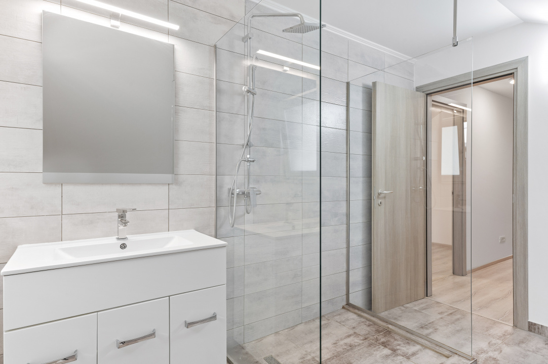 Vila noua, 5 dormitoare, 3 bai, teren 380 mp. Pret excelent