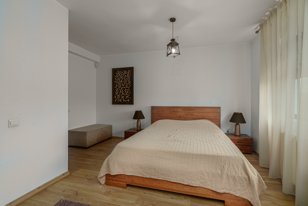 APĂRĂTORII PATRIEI – CASA CU 4 CAMERE, 3 BĂI, CURTE, LOC PARCARE