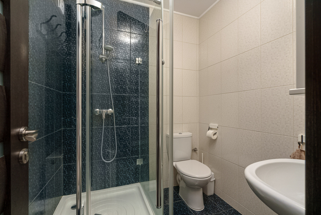 APĂRĂTORII PATRIEI – CASA CU 4 CAMERE, 3 BĂI, CURTE, LOC PARCARE