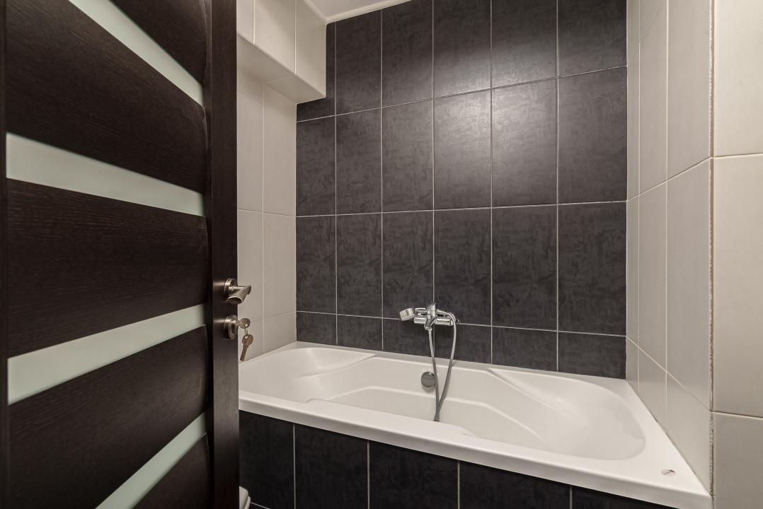 APĂRĂTORII PATRIEI – CASA CU 4 CAMERE, 3 BĂI, CURTE, LOC PARCARE