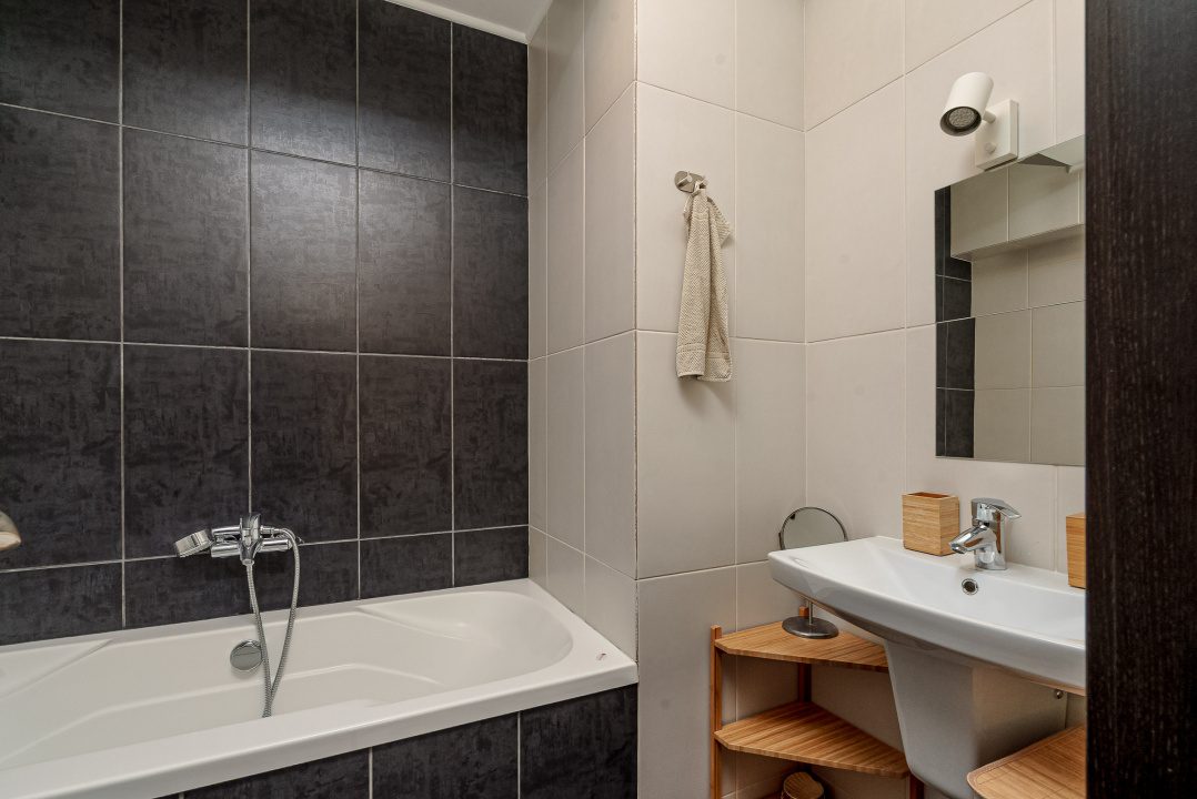 APĂRĂTORII PATRIEI – CASA CU 4 CAMERE, 3 BĂI, CURTE, LOC PARCARE