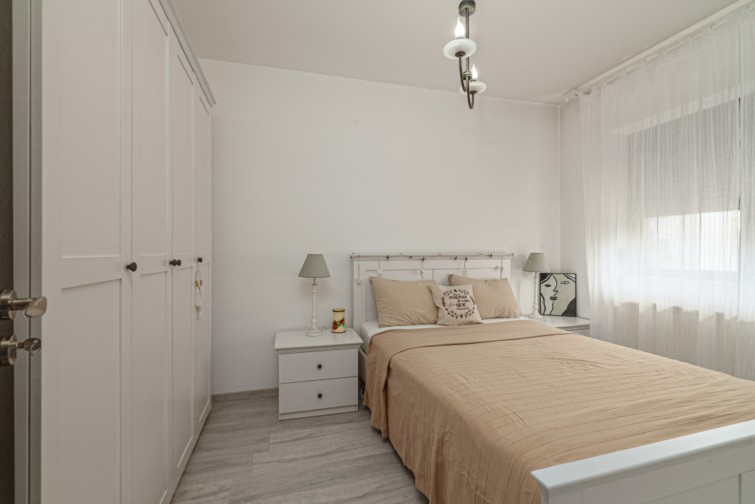 APĂRĂTORII PATRIEI – CASA CU 4 CAMERE, 3 BĂI, CURTE, LOC PARCARE