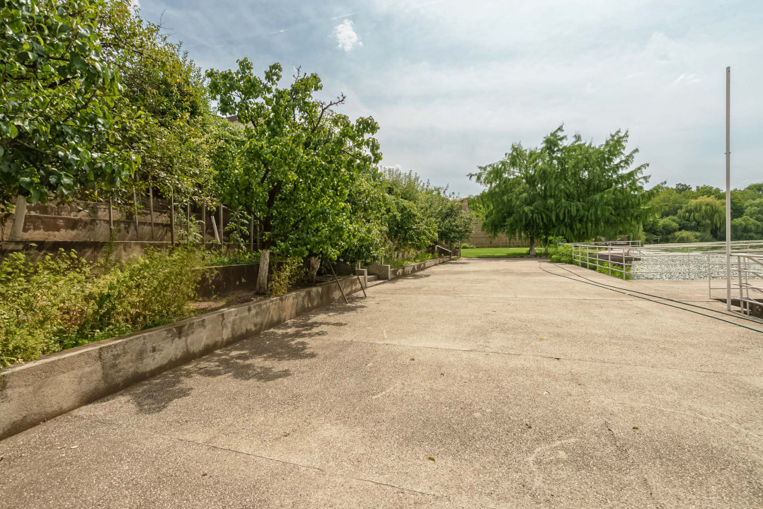 Casa cu teren de 3000 mp - ponton la lac - piscina si casa de oaspeti