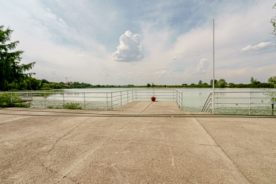 Casa cu teren de 3000 mp - ponton la lac - piscina si casa de oaspeti