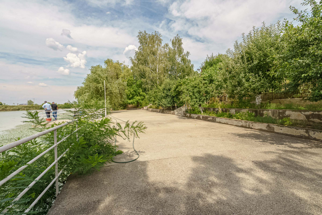 Casa cu teren de 3000 mp - ponton la lac - piscina si casa de oaspeti