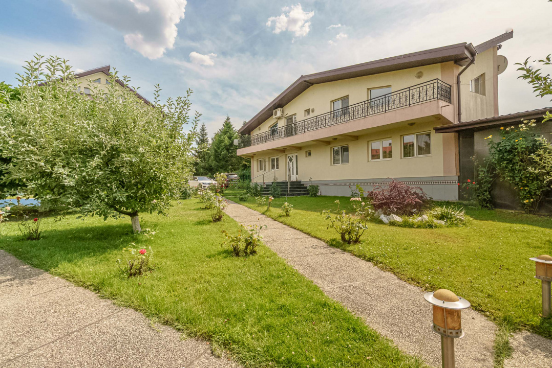 Casa cu teren de 3000 mp - ponton la lac - piscina si casa de oaspeti