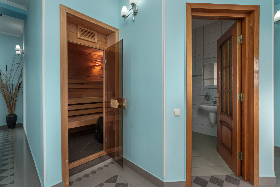 Casa cu teren de 3000 mp - ponton la lac - piscina si casa de oaspeti