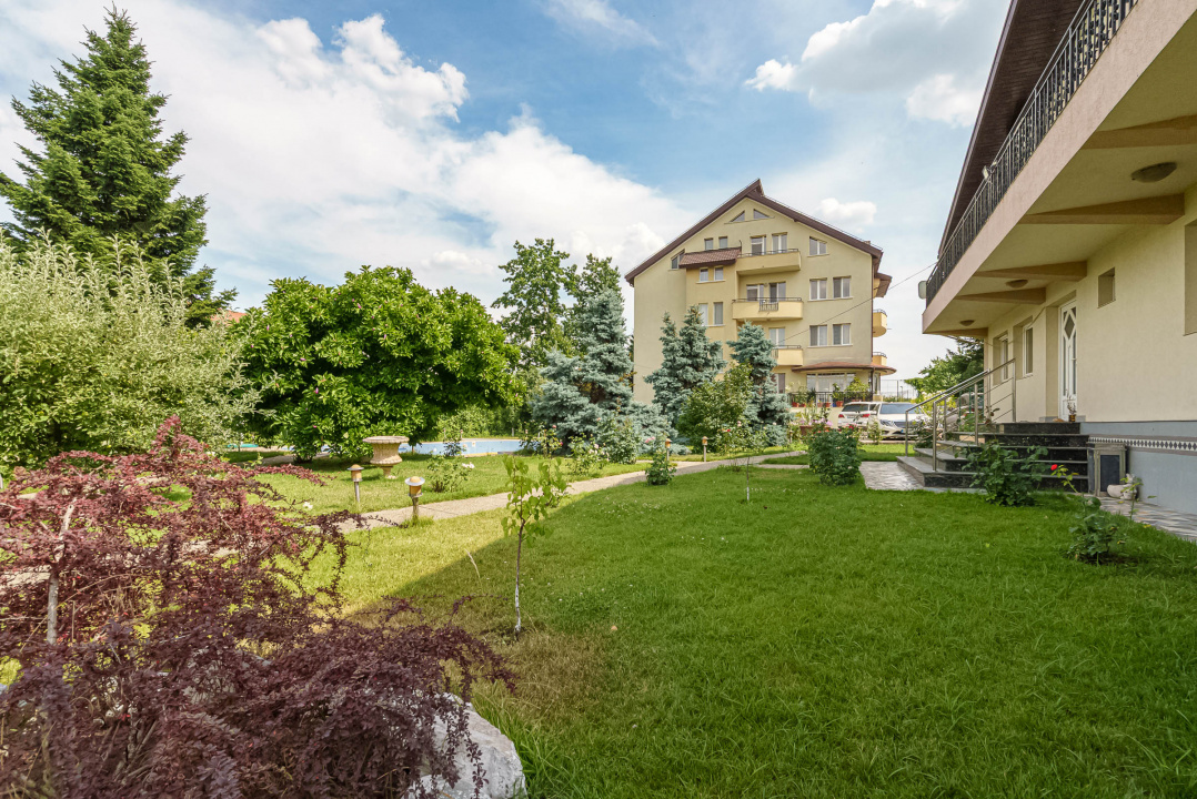 Casa cu teren de 3000 mp - ponton la lac - piscina si casa de oaspeti