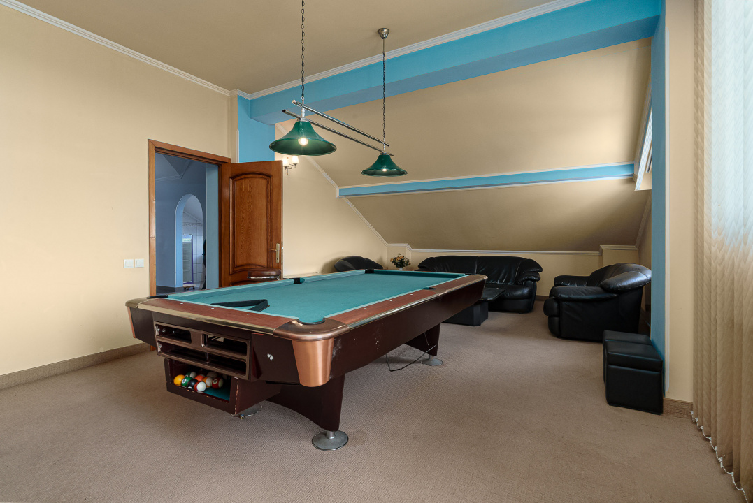 Casa cu teren de 3000 mp - ponton la lac - piscina si casa de oaspeti