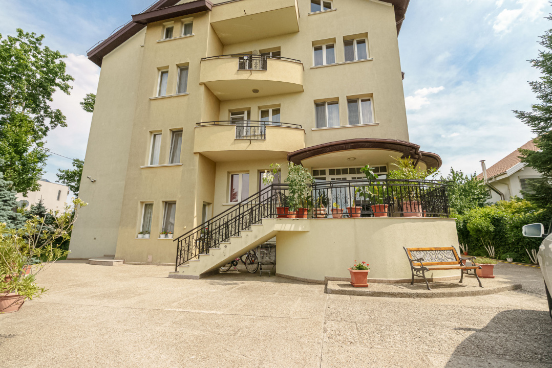 Casa cu teren de 3000 mp - ponton la lac - piscina si casa de oaspeti
