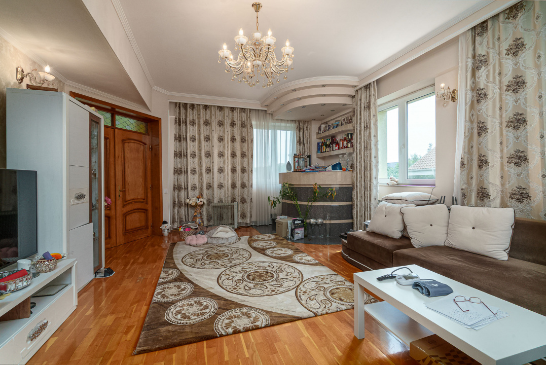 Casa cu teren de 3000 mp - ponton la lac - piscina si casa de oaspeti