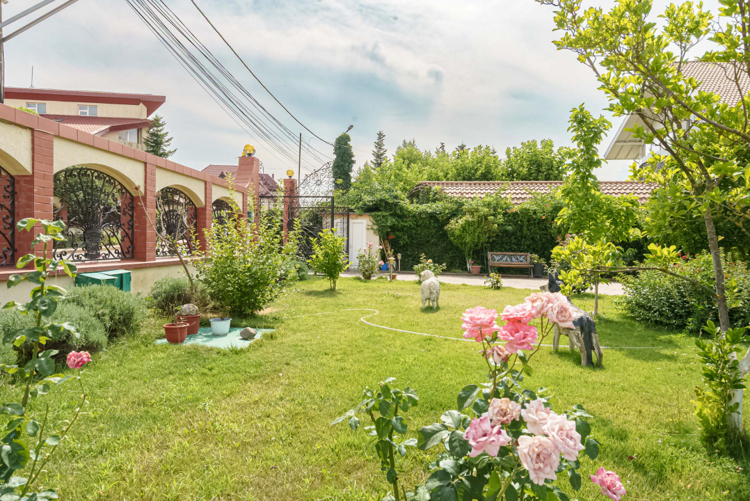 Casa cu teren de 3000 mp - ponton la lac - piscina si casa de oaspeti
