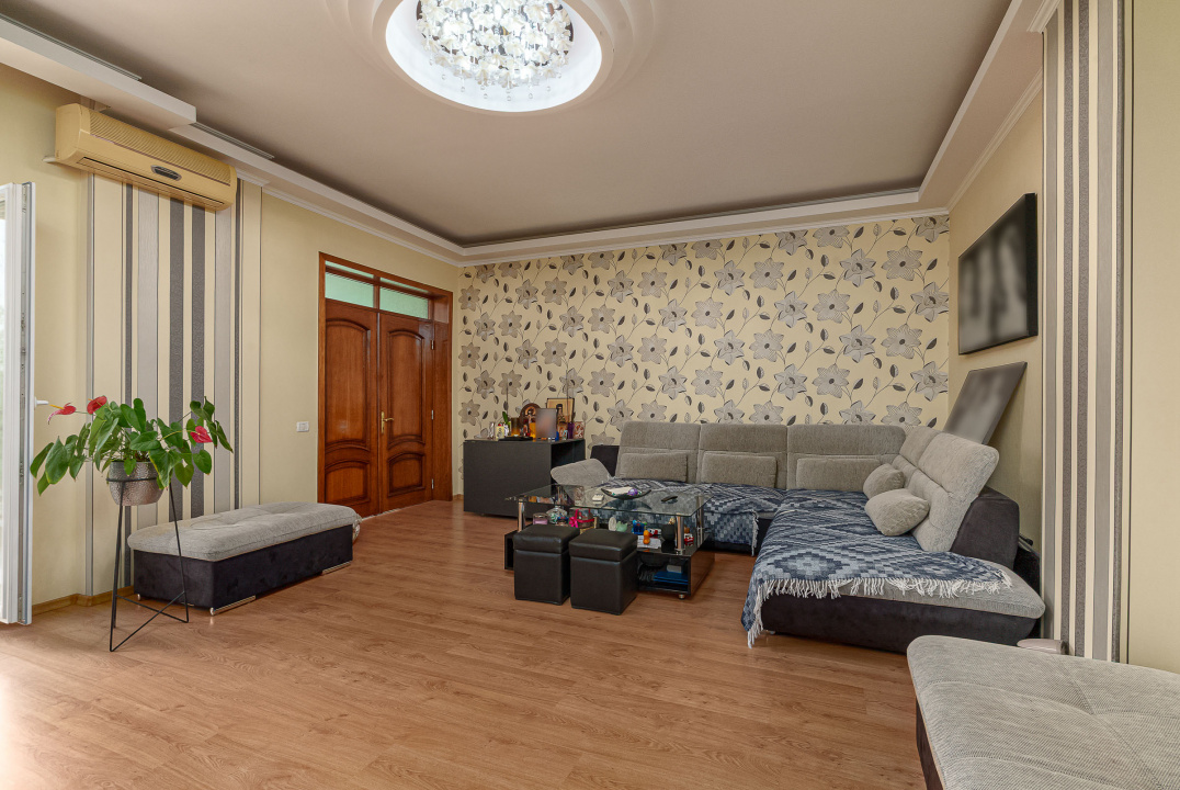 Casa cu teren de 3000 mp - ponton la lac - piscina si casa de oaspeti