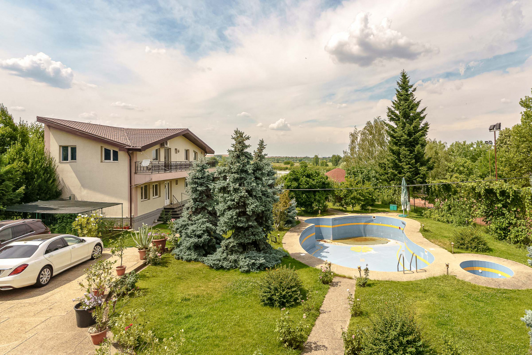 Casa cu teren de 3000 mp - ponton la lac - piscina si casa de oaspeti