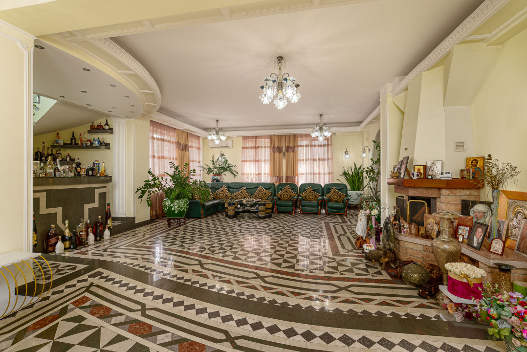 Casa cu teren de 3000 mp - ponton la lac - piscina si casa de oaspeti