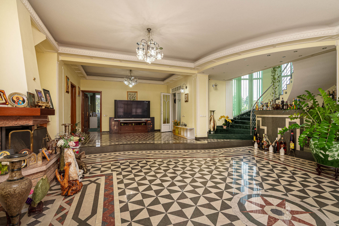 Casa cu teren de 3000 mp - ponton la lac - piscina si casa de oaspeti