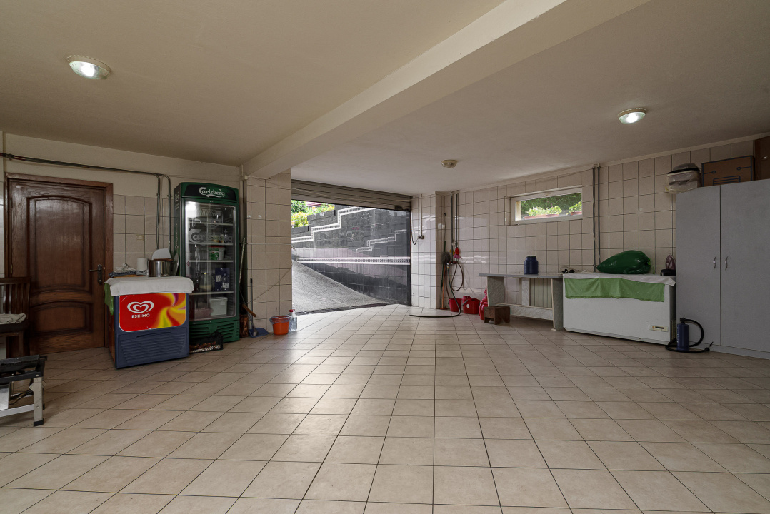 Casa cu teren de 3000 mp - ponton la lac - piscina si casa de oaspeti