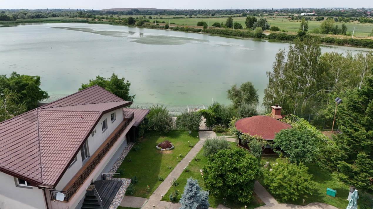 Casa cu teren de 3000 mp - ponton la lac - piscina si casa de oaspeti