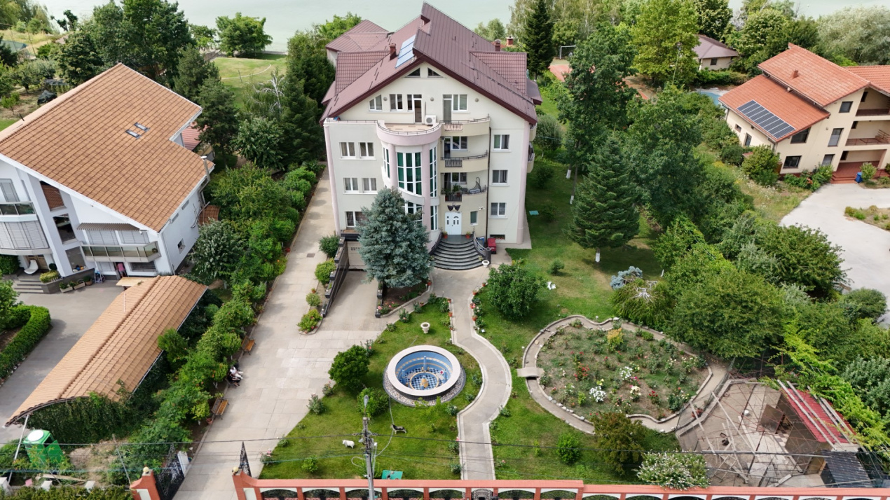 Casa cu teren de 3000 mp - ponton la lac - piscina si casa de oaspeti