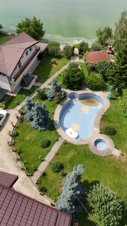 Casa cu teren de 3000 mp - ponton la lac - piscina si casa de oaspeti