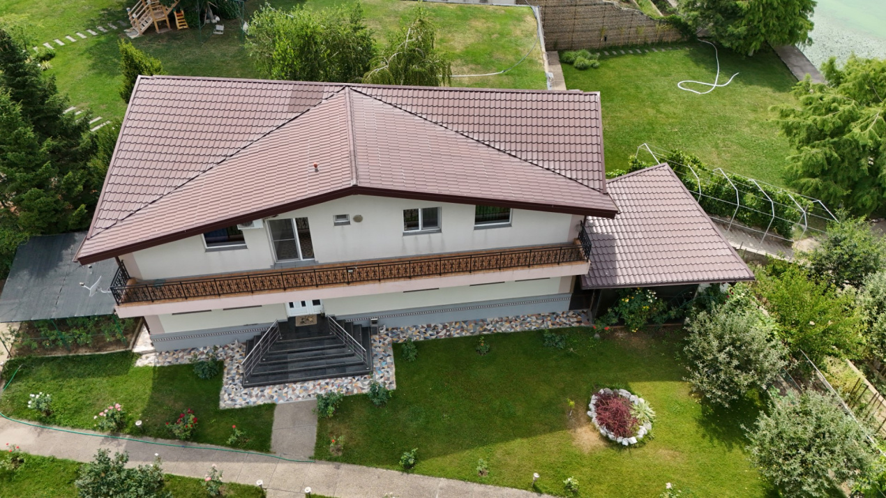 Casa cu teren de 3000 mp - ponton la lac - piscina si casa de oaspeti