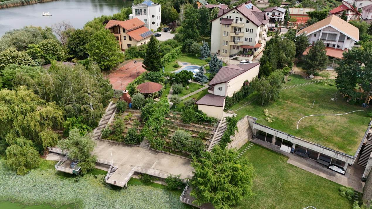Casa cu teren de 3000 mp - ponton la lac - piscina si casa de oaspeti