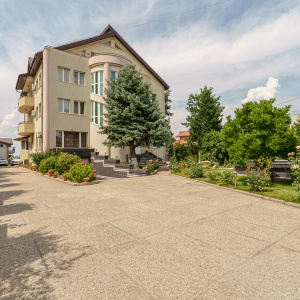 Casa cu teren de 3000 mp - ponton la lac - piscina si casa de oaspeti