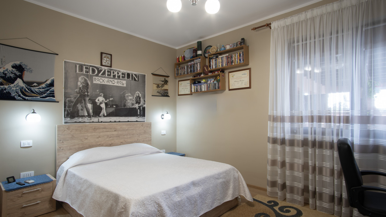 Casa cu piscina, panouri foto voltaice in Comana