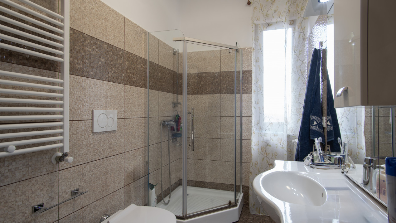 Casa cu piscina, panouri foto voltaice in Comana