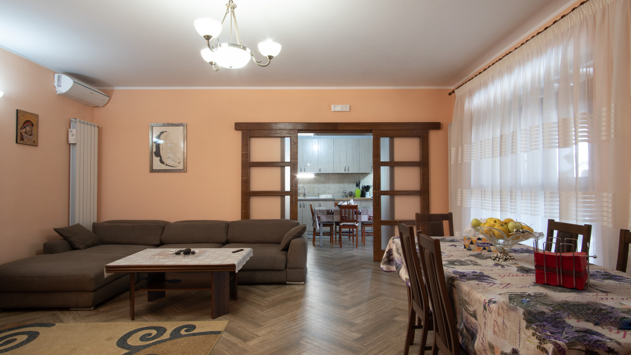 Casa cu piscina, panouri foto voltaice in Comana