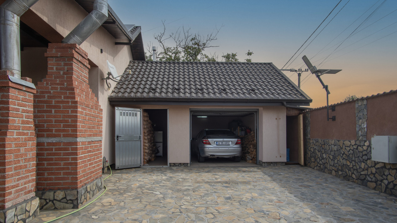 Casa cu piscina, panouri foto voltaice in Comana
