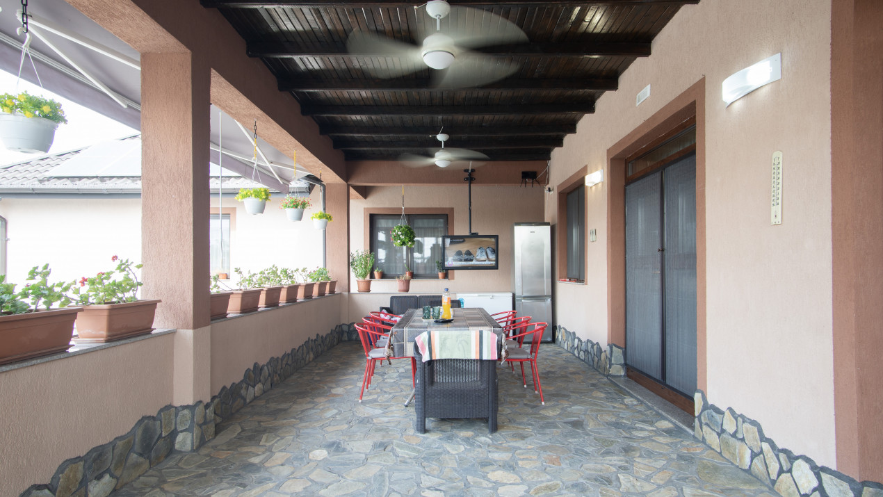 Casa cu piscina, panouri foto voltaice in Comana