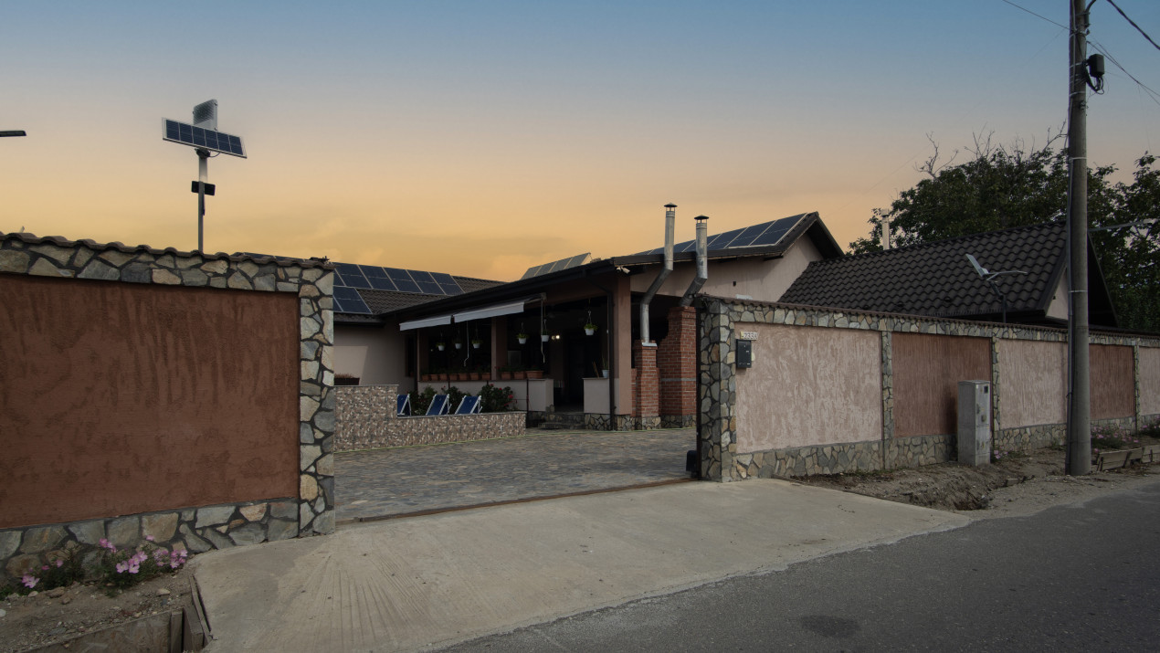 Casa cu piscina, panouri foto voltaice in Comana