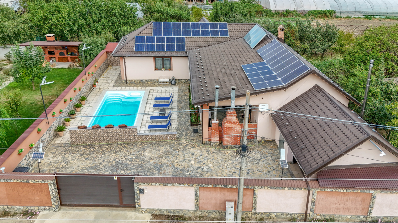 Casa cu piscina, panouri foto voltaice in Comana