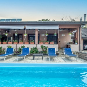 Casa cu piscina, panouri foto voltaice in Comana