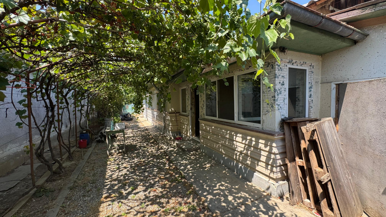 langa Primaria Gorgota, casa locuibila cu teren generos