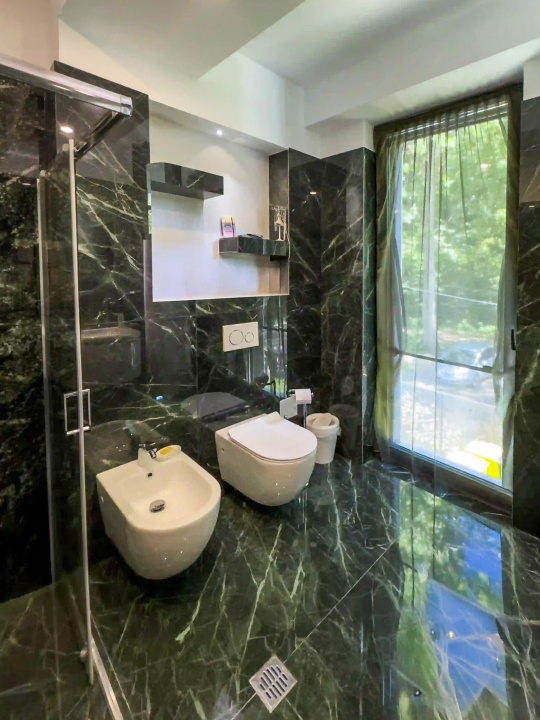 🏡 Reședință modernă 400 mp utili, teren 1.200 mp – deschidere directă la lac