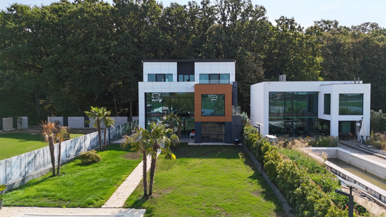 🏡 Reședință modernă 400 mp utili, teren 1.200 mp – deschidere directă la lac