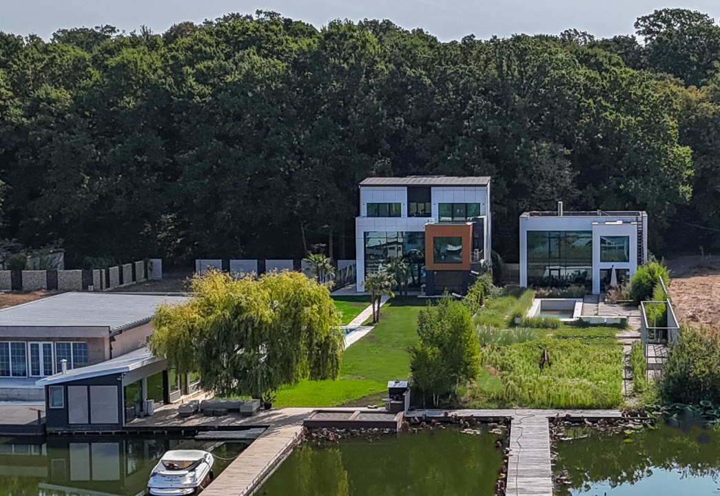 🏡 Reședință modernă 400 mp utili, teren 1.200 mp – deschidere directă la lac