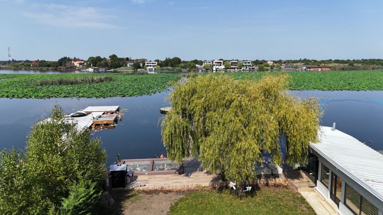 🏡 Reședință modernă 400 mp utili, teren 1.200 mp – deschidere directă la lac