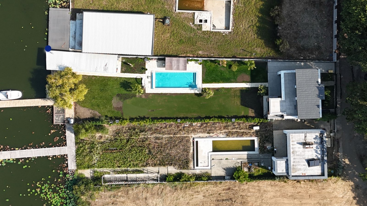 🏡 Reședință modernă 400 mp utili, teren 1.200 mp – deschidere directă la lac
