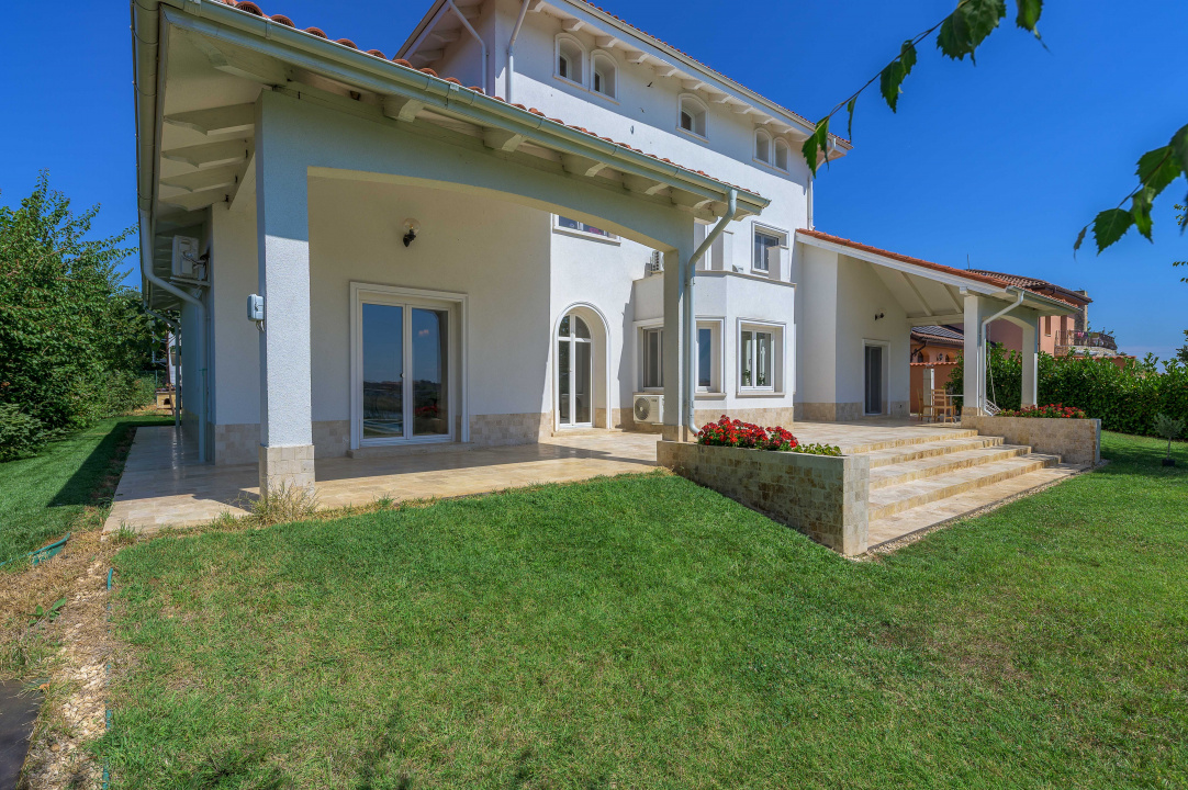 Vilă elegantă cu piscină și ieșire la Lac – Căciulați, Balotești