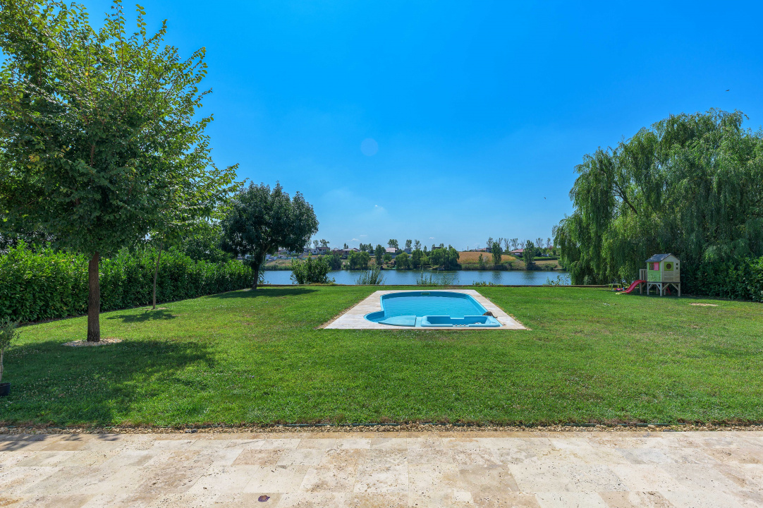 Vilă elegantă cu piscină și ieșire la Lac – Căciulați, Balotești