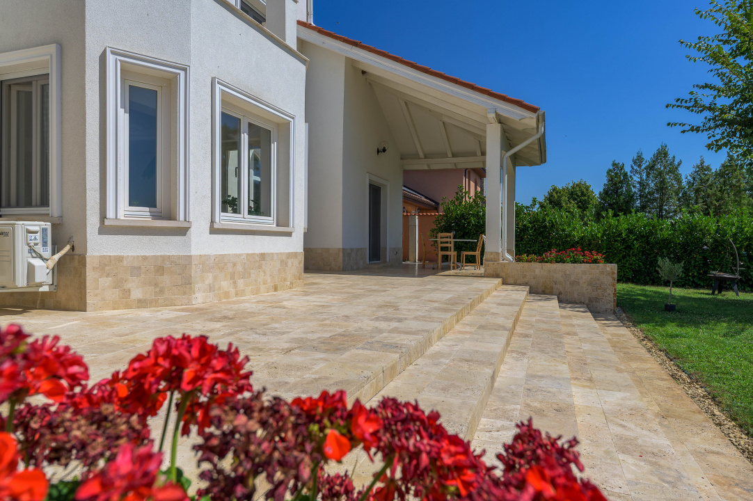 Vilă elegantă cu piscină și ieșire la Lac – Căciulați, Balotești