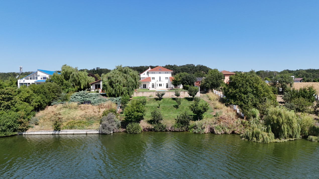 Vilă elegantă cu piscină și ieșire la Lac – Căciulați, Balotești