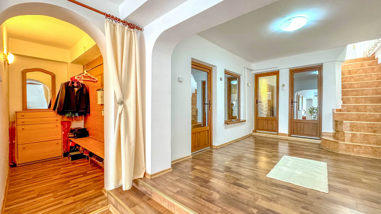 Casa | 356 mpc | Lot 1422 mp | Atelier de creatie | Locuinta/sediu | Baicoi