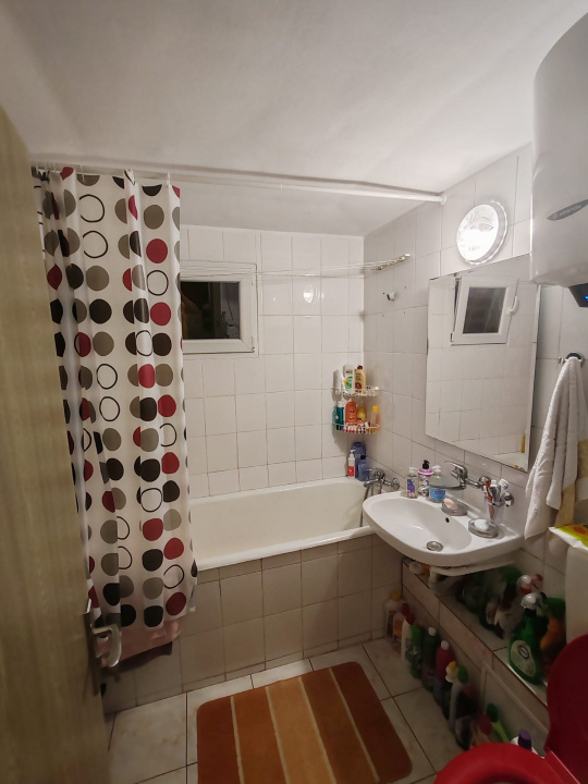 Apartament 4 camere, 2 bai. Blocul este din 1986 parter strada Soldat Croitoru V