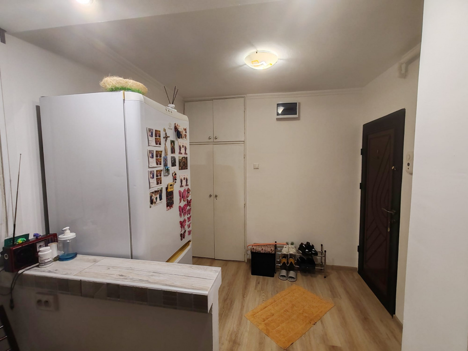 Apartament 4 camere, 2 bai. Blocul este din 1986 parter strada Soldat Croitoru V
