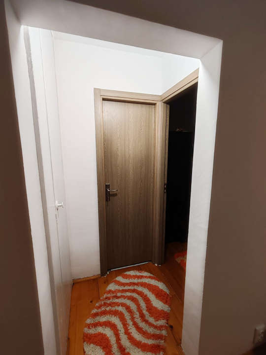 Apartament 4 camere, 2 bai. Blocul este din 1986 parter strada Soldat Croitoru V